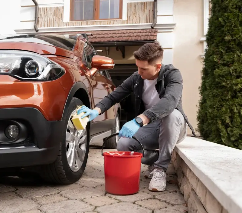 Lavage auto à domicile Rainans : professionnel intervenant sur un véhicule